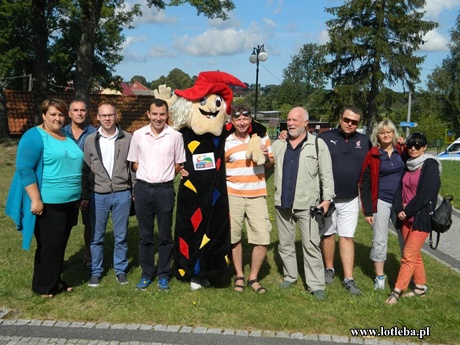 Fotografia zbiorowa organizatorów i gości w trakcie wizyty studyjnej.