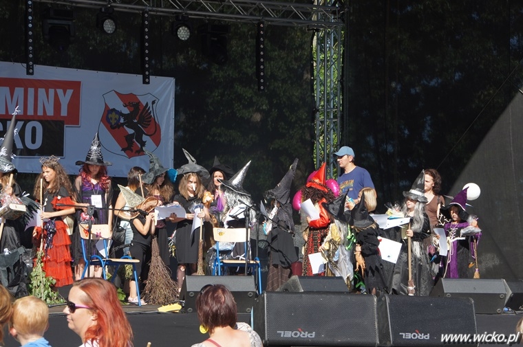 Fotografia zbiorowa organizatorów i gości w trakcie wizyty studyjnej.