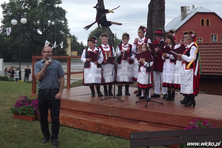 Fotografia z przejazdu bryczką dziennikarzy w trakcie wizyty studyjnej.