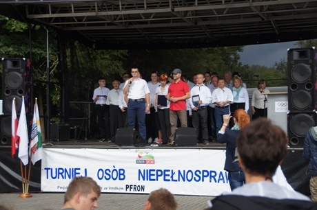 Fotografia z 7 Olimpiady Osób Niepełnosprawnych - występy artystyczne gości.