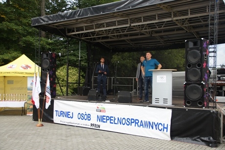 Fotografia - Wójt Gminy i Dariusz "Tiger" Michalczewwski witają gości.