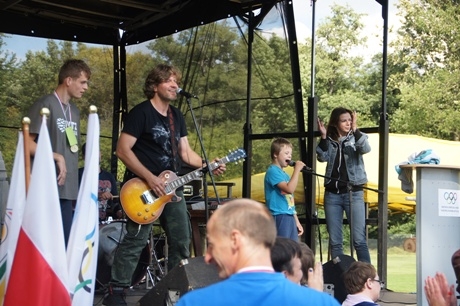 Fotografia z 7 Olimpiady Osób Niepełnosprawnych - wspólna zabawa gości z zespołem "Na Ostatnią Chwilę"