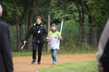 Fotografia z 7 Olimpiady Osób Niepełnosprawnych - Sztafeta ze zniczem.