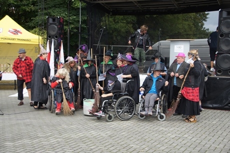 Fotografia z 7 Olimpiady Osób Niepełnosprawnych - występy artystyczne gości.