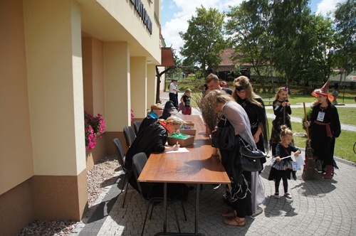 Fotografia z Dni Gminy Wicko 2015 -dzień drugi, Rejestracja kandydatek do tytuły czarownicy roku Gminy Wicko