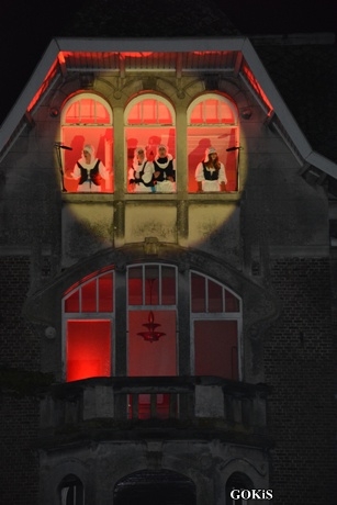 Festiwal czarownic Heksenstoet w Beselare. Inscenizacja sądu nad czarownicą.