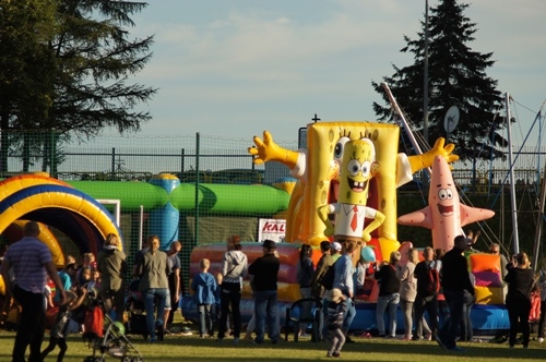 Fotografia z Dni Gminy Wicko 2015 -dzień drugi, dmuchany plac zabaw dla dzieci