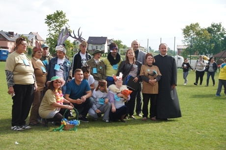 Fotografia z 7 Olimpiady Osób Niepełnosprawnych - goście pozują do wspólnego zdjęcia z Dariuszem Michalczewskim.