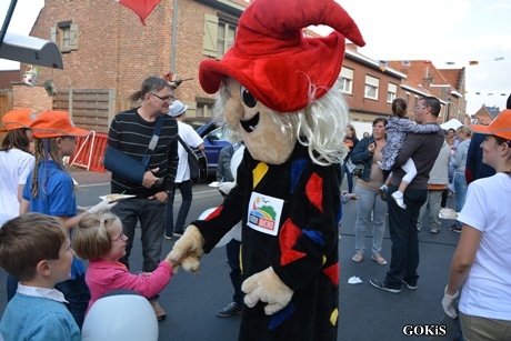 Stoisko delegacji z Gminy Wicko na festiwalu czarownic Heksenstoet w Beselare. Maskotka czarownicy Erny wita się z przechodniami. 