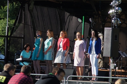 Fotografia z Dni Gminy Wicko 2015 -dzień drugi, występ artystyczny zespołu wokalnego Rapsodia