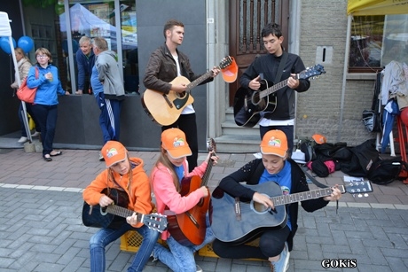Stoisko delegacji z Gminy Wicko na festiwalu czarownic Heksenstoet w Beselare. Występ polskiej młodzieży.