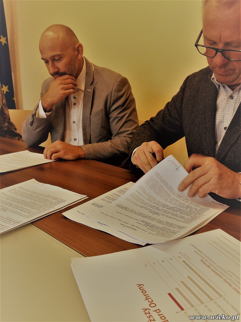 Grafika: W dniu 05.10.2017 w Urzędzie Gminy w Wicku nastąpiło podpisanie umowy na realizację inwestycji dotyczącej rozbudowy Szkoły Podstawowej w Szczenurzy.
