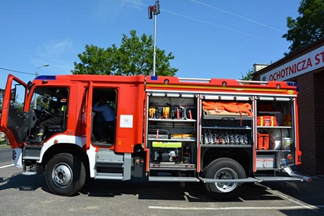 Fotografia z uroczystości przekazania samochodu ratowniczo-gaśniczego.
