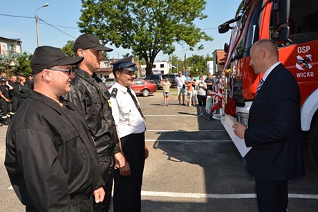 Fotografia z uroczystości przekazania samochodu ratowniczo-gaśniczego.