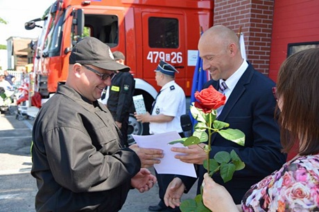 Fotografia z uroczystości przekazania samochodu ratowniczo-gaśniczego.