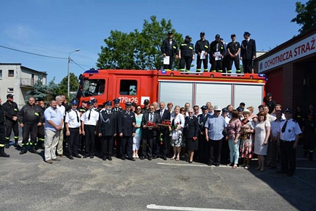 Fotografia z uroczystości przekazania samochodu ratowniczo-gaśniczego.