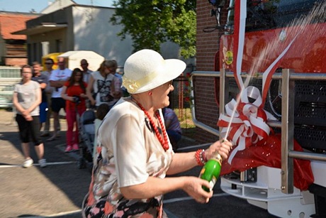 Fotografia z uroczystości przekazania samochodu ratowniczo-gaśniczego.