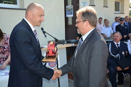 Fotografia z uroczystości przekazania samochodu ratowniczo-gaśniczego.