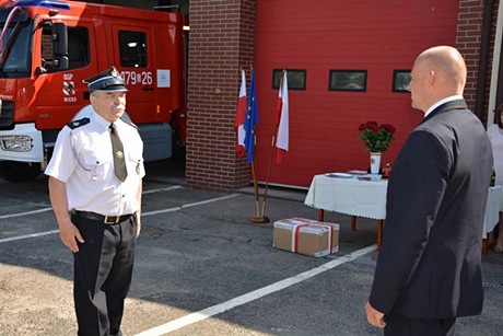 Fotografia z uroczystości przekazania samochodu ratowniczo-gaśniczego.
