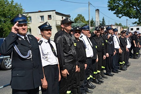 Fotografia z uroczystości przekazania samochodu ratowniczo-gaśniczego.