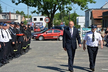 Fotografia z uroczystości przekazania samochodu ratowniczo-gaśniczego.
