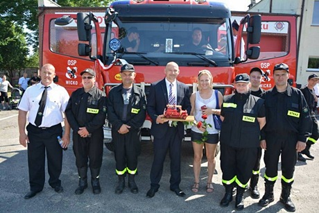 Fotografia z uroczystości przekazania samochodu ratowniczo-gaśniczego.