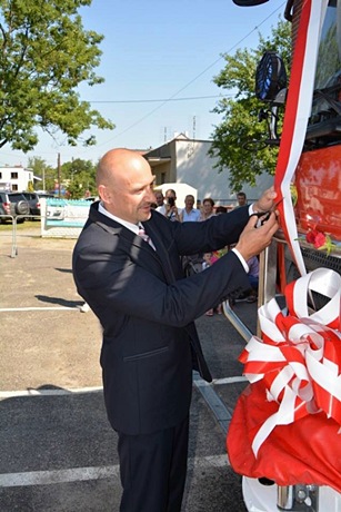 Fotografia z uroczystości przekazania samochodu ratowniczo-gaśniczego.