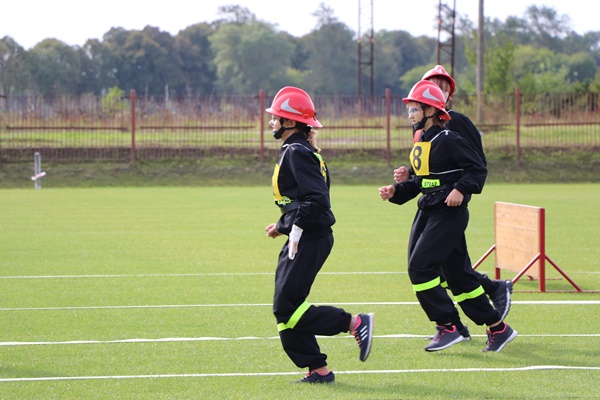 Grafika: Dziewczęta z OSP Wicko na Wojewódzkich Zawodach Sportowo – Pożarniczych