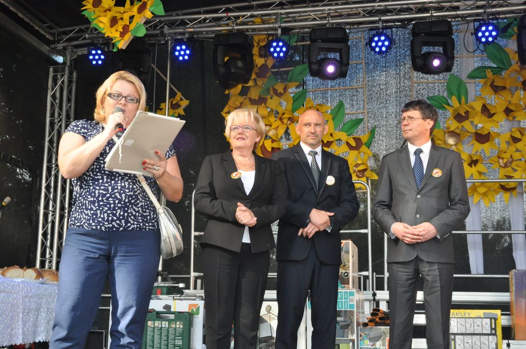 Fotografia z wręczenia nagród w konkursie "Żyjmy Ładniej" 2017