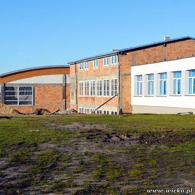 Grafika #2: Rozbudowa Szkoły Podstawowej w Szczenurzy - prace trwają!