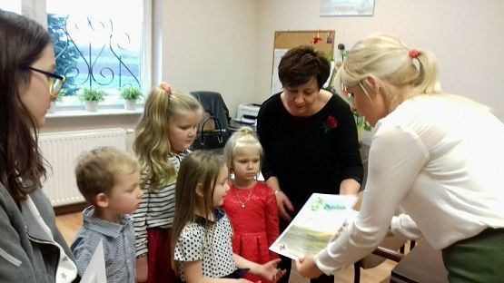 Grafika #0: Dzieci zostały nagrodzone za starania włożone w przygotowanie prac w Gminnym Konkursie Ekologicznym.