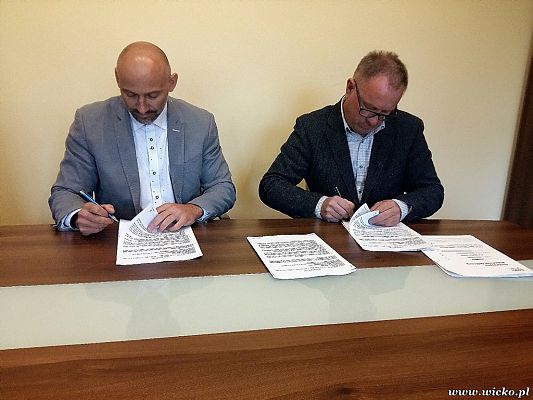 Grafika #0: W dniu 05.10.2017 w Urzędzie Gminy w Wicku nastąpiło podpisanie umowy na realizację inwestycji dotyczącej rozbudowy Szkoły Podstawowej w Szczenurzy.