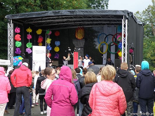 Grafika #8: Gorące serca i rytmy, czyli IX Miniolimpiada Osób Niepełnosprawnych w Charbrowie.