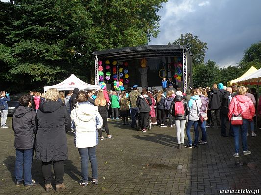 Grafika #9: Gorące serca i rytmy, czyli IX Miniolimpiada Osób Niepełnosprawnych w Charbrowie.