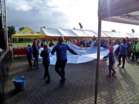 Grafika #10: Gorące serca i rytmy, czyli IX Miniolimpiada Osób Niepełnosprawnych w Charbrowie.