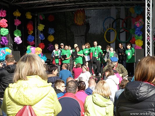 Grafika #14: Gorące serca i rytmy, czyli IX Miniolimpiada Osób Niepełnosprawnych w Charbrowie.