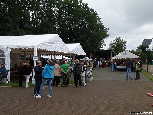 Grafika #16: Gorące serca i rytmy, czyli IX Miniolimpiada Osób Niepełnosprawnych w Charbrowie.
