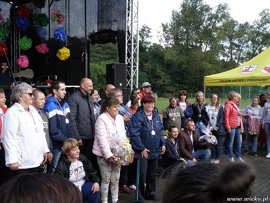 Grafika #24: Gorące serca i rytmy, czyli IX Miniolimpiada Osób Niepełnosprawnych w Charbrowie.