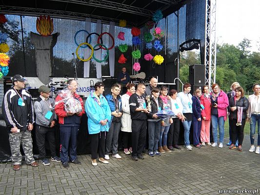 Grafika #28: Gorące serca i rytmy, czyli IX Miniolimpiada Osób Niepełnosprawnych w Charbrowie.