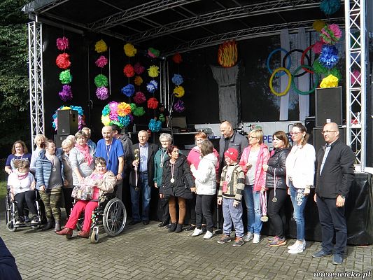 Grafika #29: Gorące serca i rytmy, czyli IX Miniolimpiada Osób Niepełnosprawnych w Charbrowie.