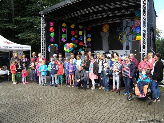 Grafika #30: Gorące serca i rytmy, czyli IX Miniolimpiada Osób Niepełnosprawnych w Charbrowie.