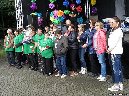 Grafika #32: Gorące serca i rytmy, czyli IX Miniolimpiada Osób Niepełnosprawnych w Charbrowie.