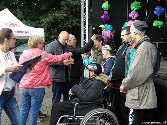 Grafika #33: Gorące serca i rytmy, czyli IX Miniolimpiada Osób Niepełnosprawnych w Charbrowie.