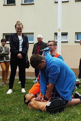 Grafika #1: Automatyczny defibrylator zewnętrzny w GOKiS w Wicku