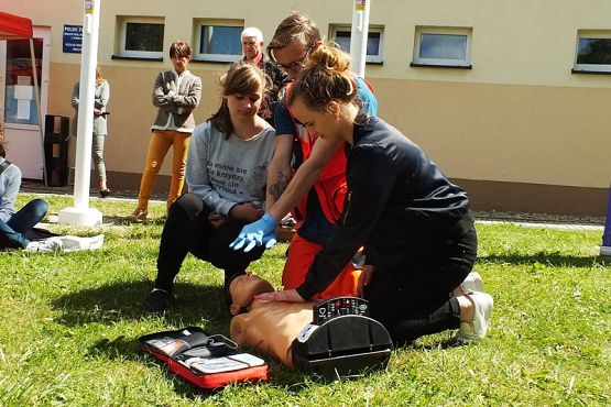 Grafika #4: Automatyczny defibrylator zewnętrzny w GOKiS w Wicku