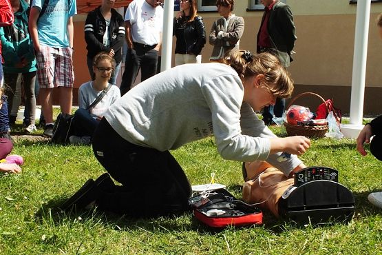 Grafika #5: Automatyczny defibrylator zewnętrzny w GOKiS w Wicku