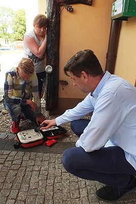 Grafika #6: Automatyczny defibrylator zewnętrzny w GOKiS w Wicku