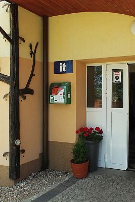 Grafika #7: Automatyczny defibrylator zewnętrzny w GOKiS w Wicku