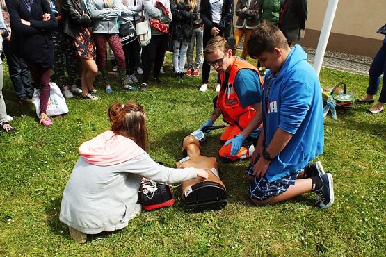 Grafika #2: Automatyczny defibrylator zewnętrzny w GOKiS w Wicku