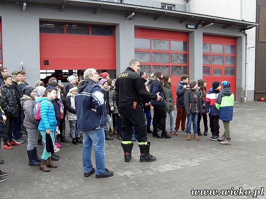 Grafika #7: Wizyta młodzieży z placówek oświatowych Gminy Wicko w Komendzie Powiatowej Państwowej Straży Pożarnej w Lęborku.